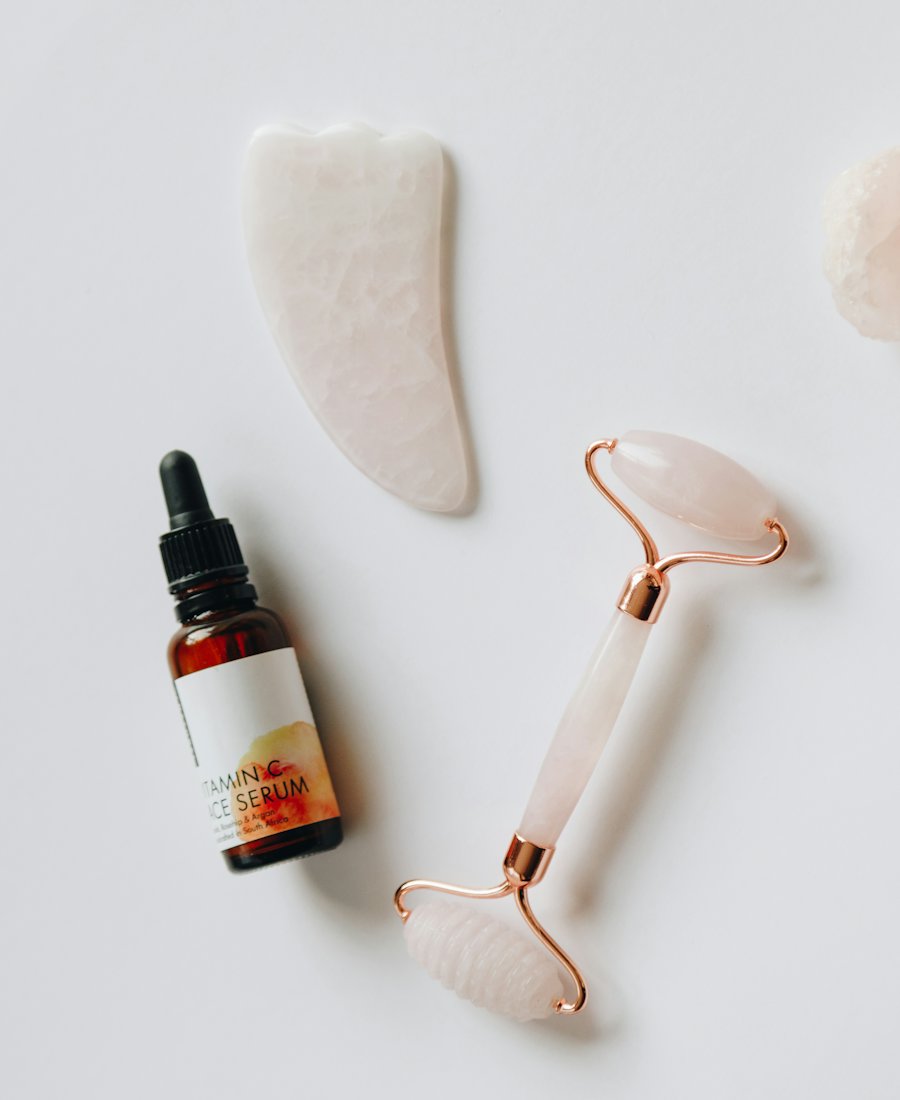 Rouleau de jade, pierre gua sha et flacon de sérum