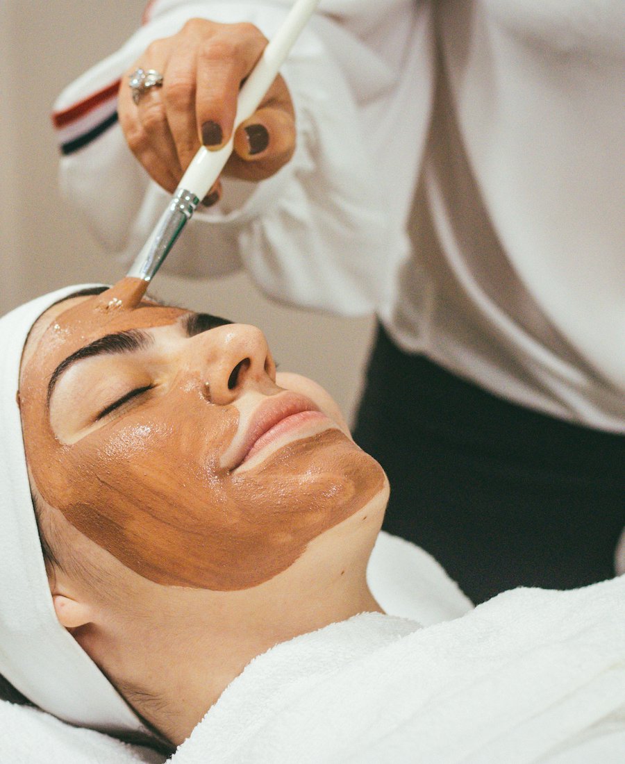 Soin du visage au masque à l’argile